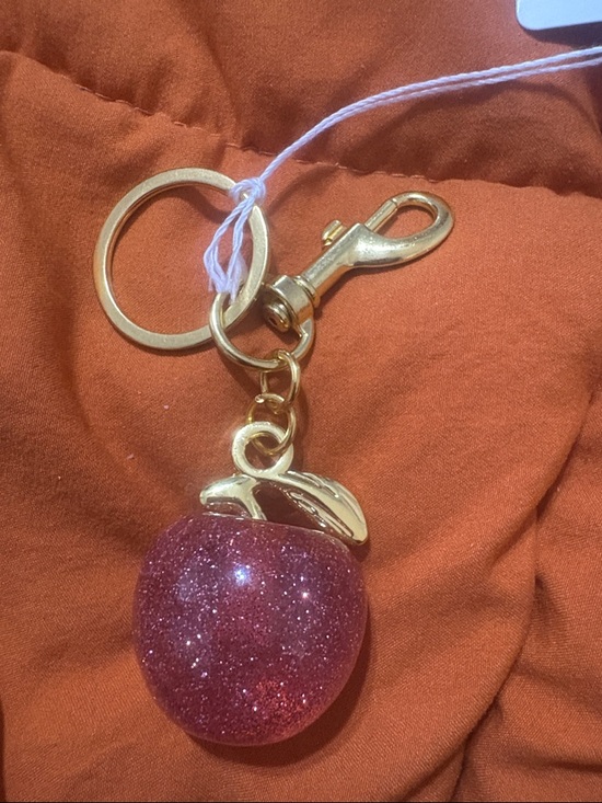 The Unbranded Brand Accessories - Gold-Tone Apple Charm Keychain in Sparkling Pink Large